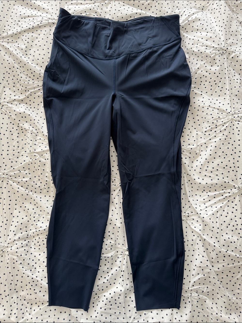 Lululemon Women’s  Navy Lightweight cropped Joggers.
